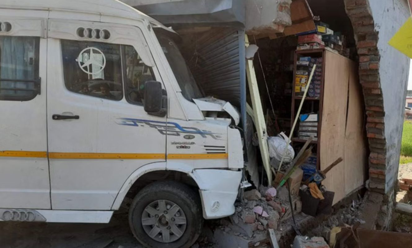 देर रात शहीद भगत सिंह चौक पर हादसा, बड़ा नुकसान टला