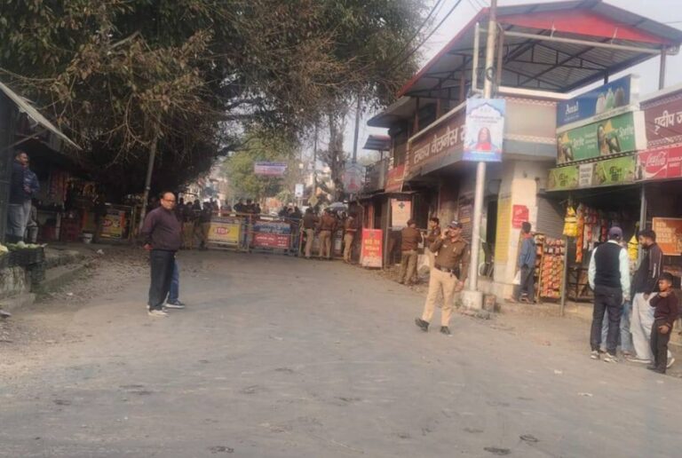 जौलीग्रांट थानो में हनुमान चालीसा विवाद | भारी पुलिस बल तैनात