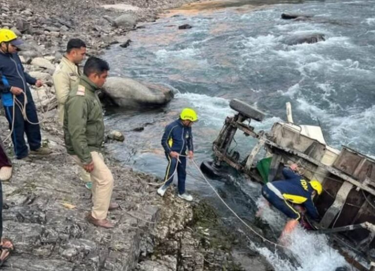 त्यूणी-सनैल मार्ग पर पिकअप 200 मीटर नीचे टोंस नदी में गिरी, चालक लापता 9 त्यूणी में बड़ा हादसा | पिकअप टोंस नदी में गिरी, चालक लापता