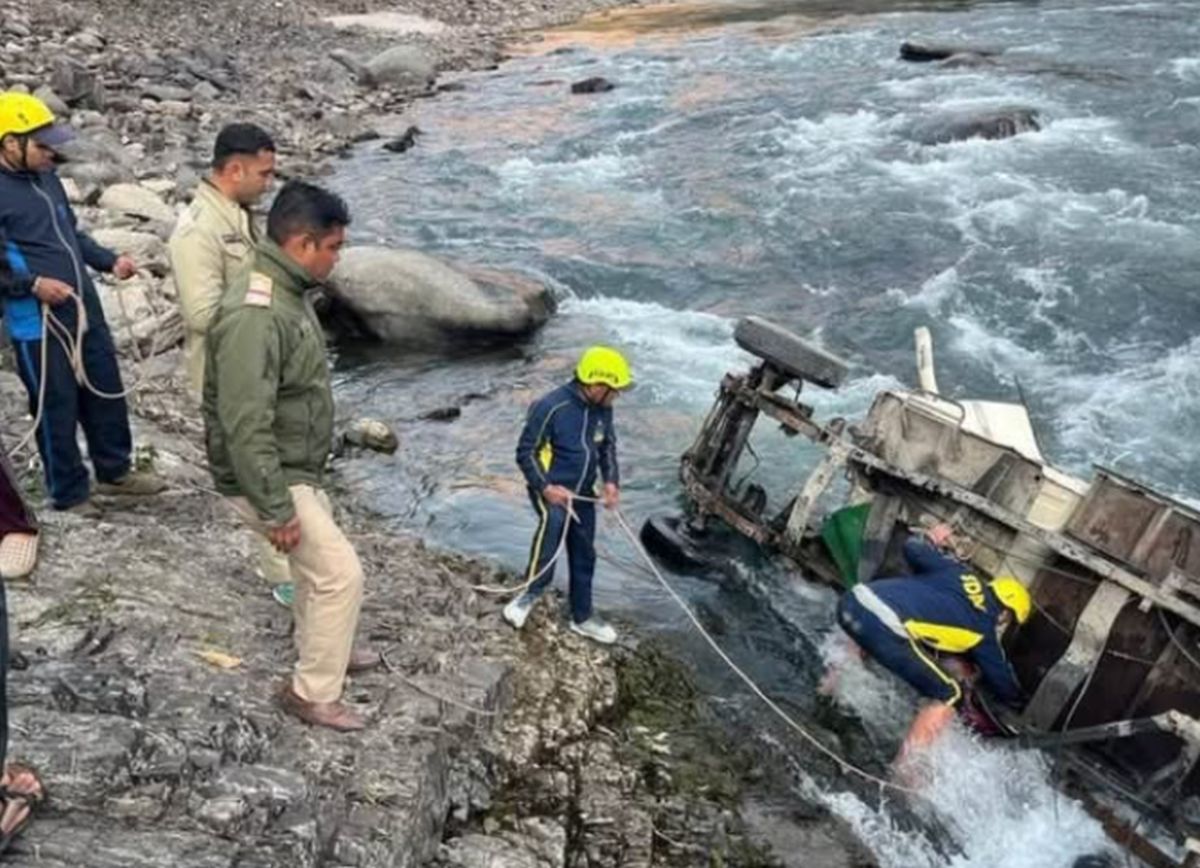 त्यूणी में बड़ा हादसा | पिकअप टोंस नदी में गिरी, चालक लापता
