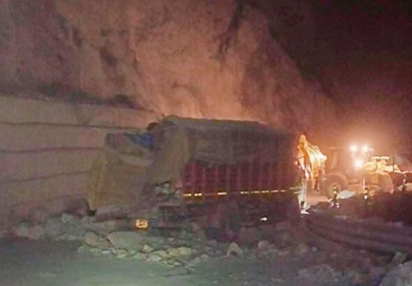 श्रीनगर जा रहा ट्रक चपेट में आया, चालक की दर्दनाक मौत