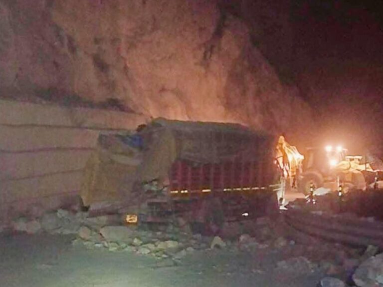 श्रीनगर जा रहा ट्रक चपेट में आया, चालक की दर्दनाक मौत