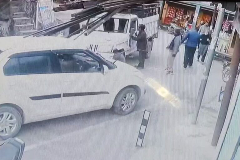 विकासनगर–त्यूणी बाजार में ओवरलोड पिकअप ने खड़ी कार को मारी टक्कर, CCTV में कैद हादसा 5 विकासनगर त्यूणी बाजार हादसा: ओवरलोड पिकअप की टक्कर CCTV में कैद