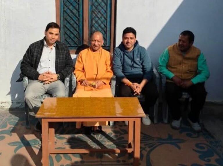 कंडाली का साग, ग्रामीण संवाद और आत्मीय मुलाकातें: पंचूर गांव में योगी आदित्यनाथ 9 यमकेश्वर दौरा समाप्त कर पैतृक गांव से रवाना हुए उत्तर प्रदेश के मुख्यमंत्री योगी