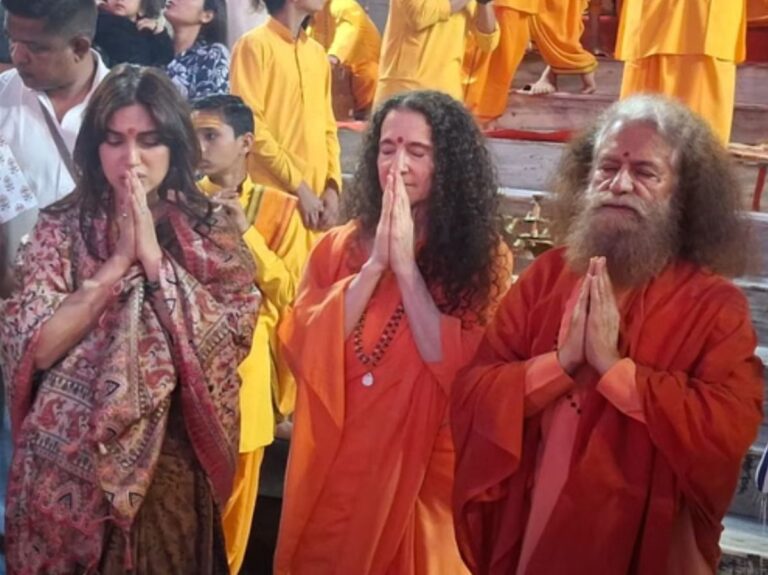 भूमि पेडनेकर ने ऋषिकेश में लिया आशीर्वाद, परमार्थ में दिखीं