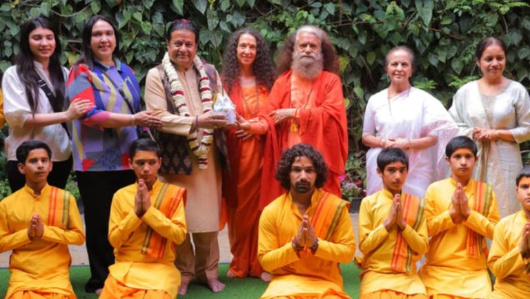 गंगा आरती में शामिल हुए भजन सम्राट, आध्यात्मिक माहौल