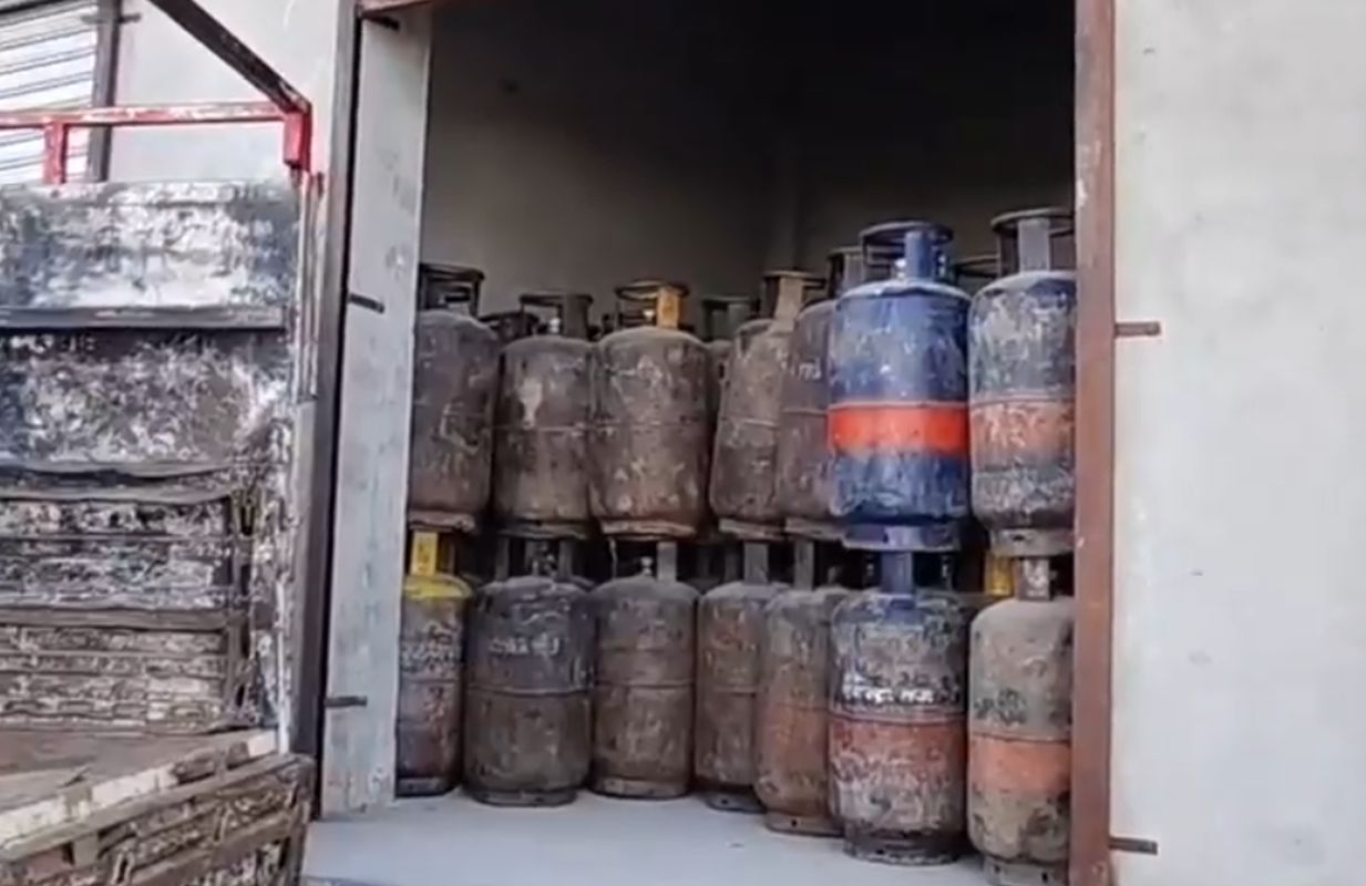ऋषिकेश में LPG का बड़ा खेल बेनकाब, 135 कमर्शियल सिलेंडर बरामद, दुकान सील
