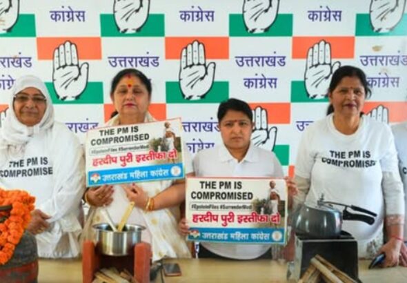 देहरादून में रसोई गैस किल्लत पर महिला कांग्रेस का प्रदर्शन, खाली सिलिंडर लेकर उतरीं महिलाएं