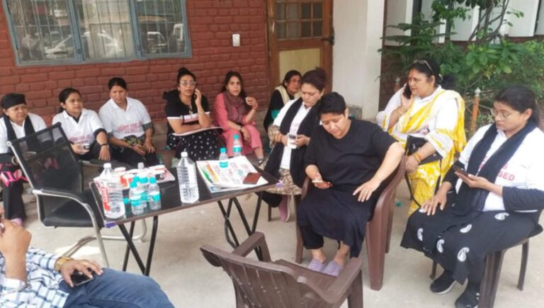 अमित शाह के हरिद्वार दौरे के दौरान महिला कांग्रेस कार्यकर्ता हिरासत में, ज्ञापन देने जा रही थीं 3 अमित शाह के दौरे के दौरान महिला कांग्रेस कार्यकर्ता हिरासत में | ऋषिकेश में पुलिस कार्रवाई