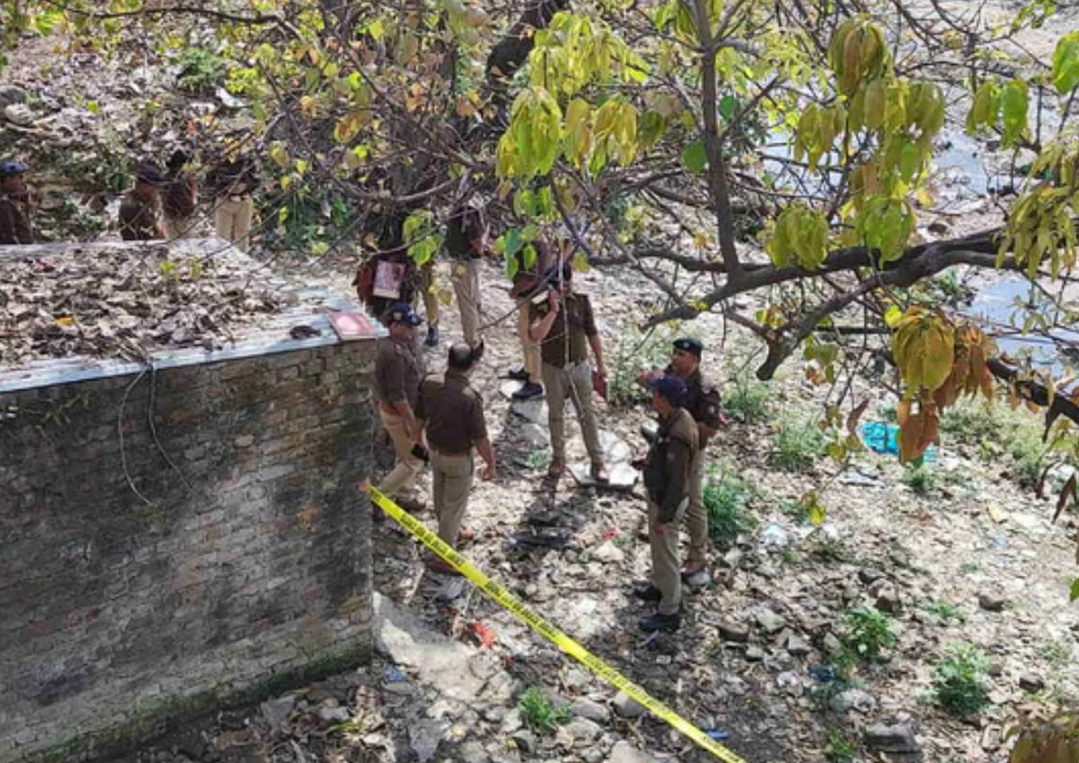 देहरादून के चुना भट्टा में महिला का शव मिलने से सनसनी, पुलिस जांच में जुटी 1 देहरादून में खंडहरनुमा घर से महिला का शव बरामद