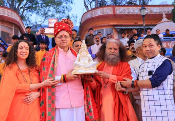 ऋषिकेश योग महोत्सव में सीएम धामी का संदेश— युद्धग्रस्त दुनिया को योग से मिलेगी शांति