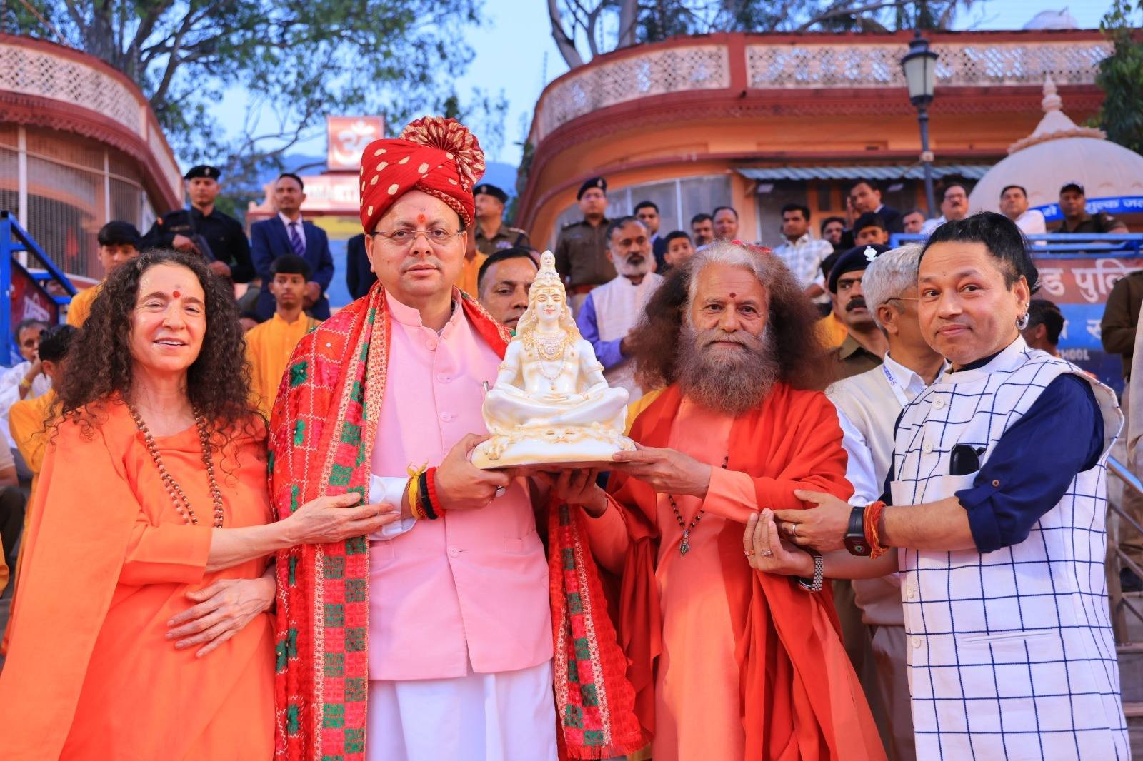 ऋषिकेश योग महोत्सव में सीएम धामी का संदेश— युद्धग्रस्त दुनिया को योग से मिलेगी शांति