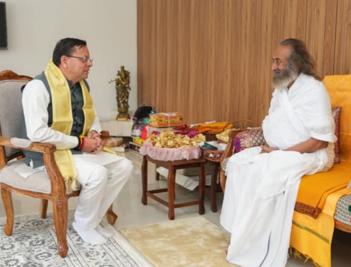 ऋषिकेश में सीएम धामी ने श्री श्री रविशंकर से लिया आशीर्वाद, आध्यात्मिक विकास पर बड़ी चर्चा