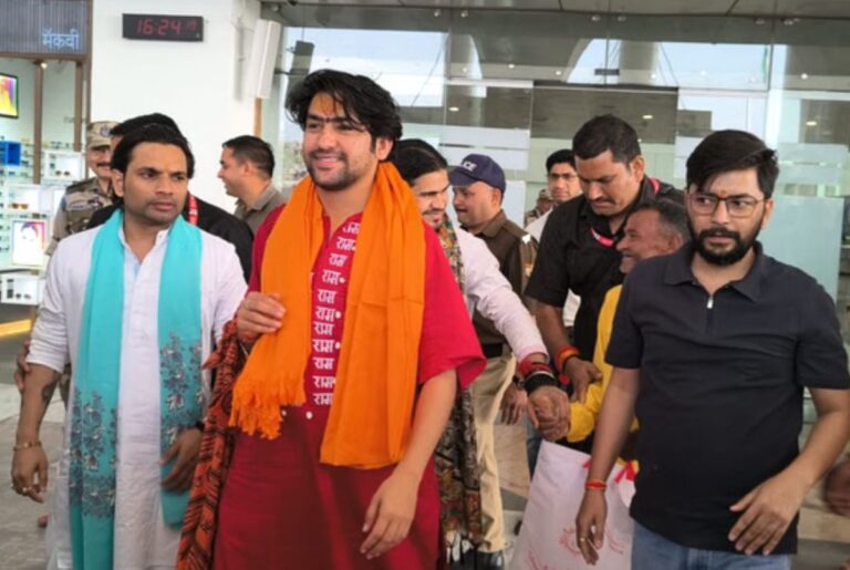 कुलदीप यादव की शादी में शामिल होने देहरादून पहुंचे धीरेंद्र कृष्ण शास्त्री, एयरपोर्ट पर अनुयायियों ने किया स्वागत 5 बागेश्वर धाम के धीरेंद्र शास्त्री देहरादून एयरपोर्ट पहुंचे, मसूरी के लिए रवाना