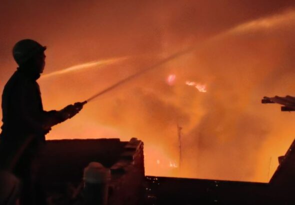 देहरादून के कबाड़ी बाजार में भीषण आग, घंटों की मशक्कत के बाद काबू