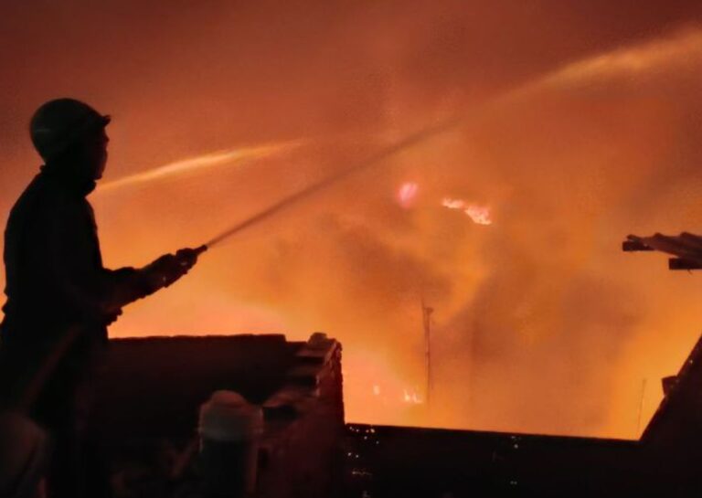 देहरादून के कबाड़ी बाजार में भीषण आग, 15 घंटे बाद पाया गया काबू 16 देहरादून के कबाड़ी बाजार में भीषण आग, घंटों की मशक्कत के बाद काबू