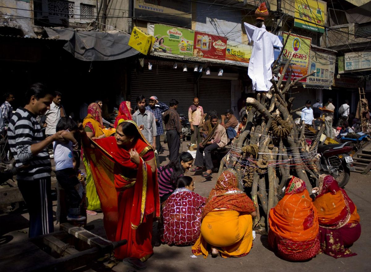 देहरादून में श्रद्धा के साथ हुआ होलिका पूजन, रात में जयकारों संग दहन 1 परम विहार से प्रिंस चौक तक होलिका पूजन की धूम, बच्चों में दिखा उत्साह