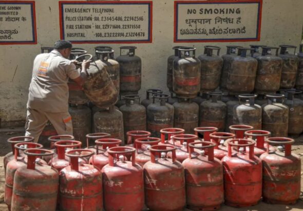 ऋषिकेश में गैस किल्लत से नाराज लोग, गोदाम से डिलीवरी वाहन निकलने नहीं दिया