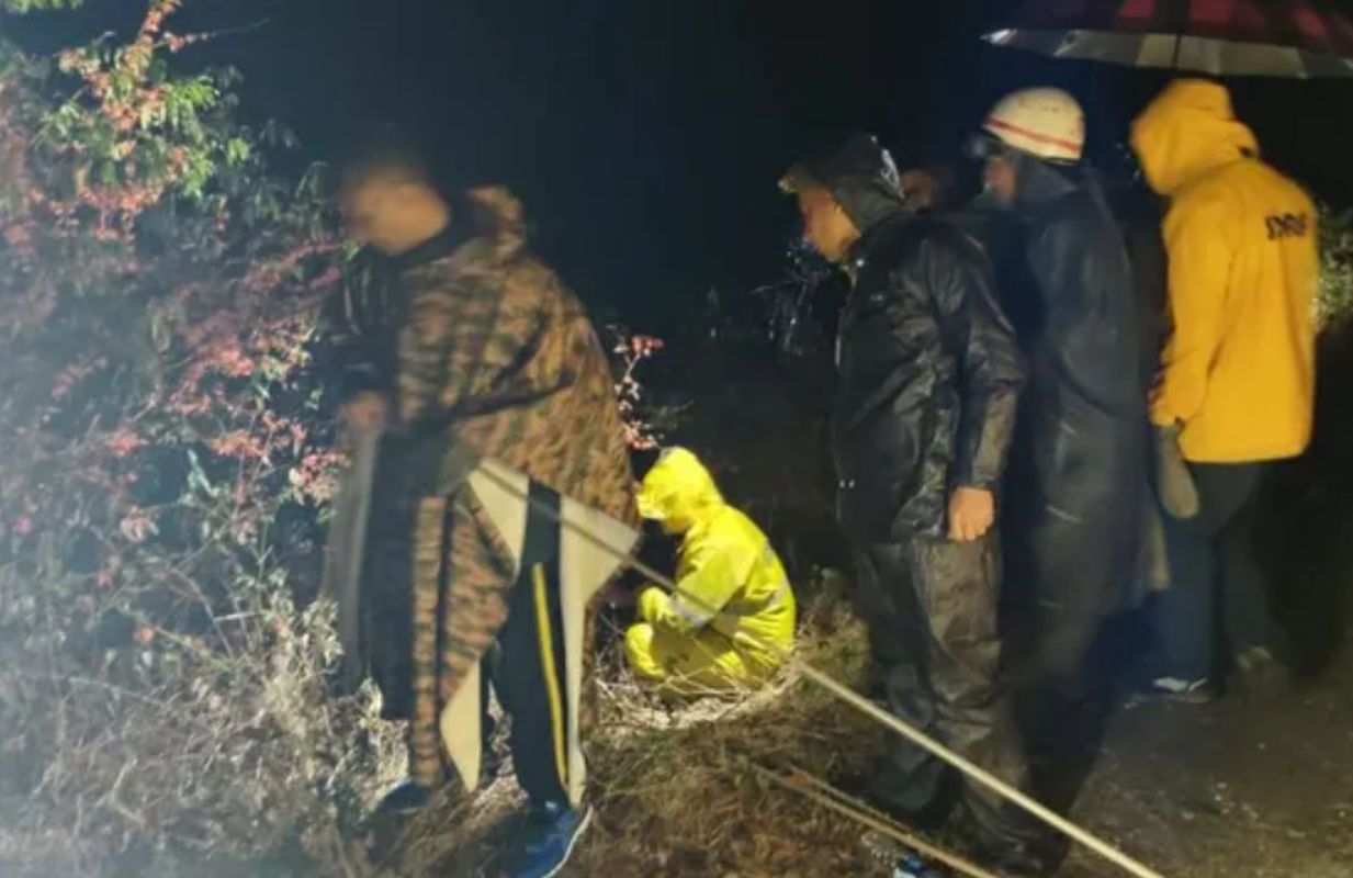 मसूरी रोड हादसा: खाई में गिरी थार, एक युवक की मौत—SDRF ने दो को बचाया 1 SDRF का रेस्क्यू, दो लोगों की बची जान, तीसरे की मौत