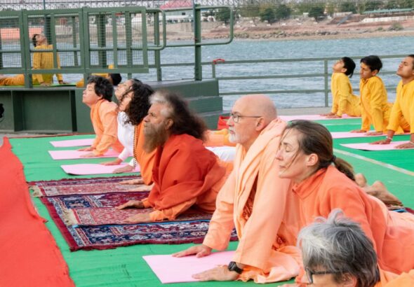 ऋषिकेश में अंतरराष्ट्रीय योग महोत्सव | दुनिया भर से पहुंच रहे योग साधक | Parmarth Niketan