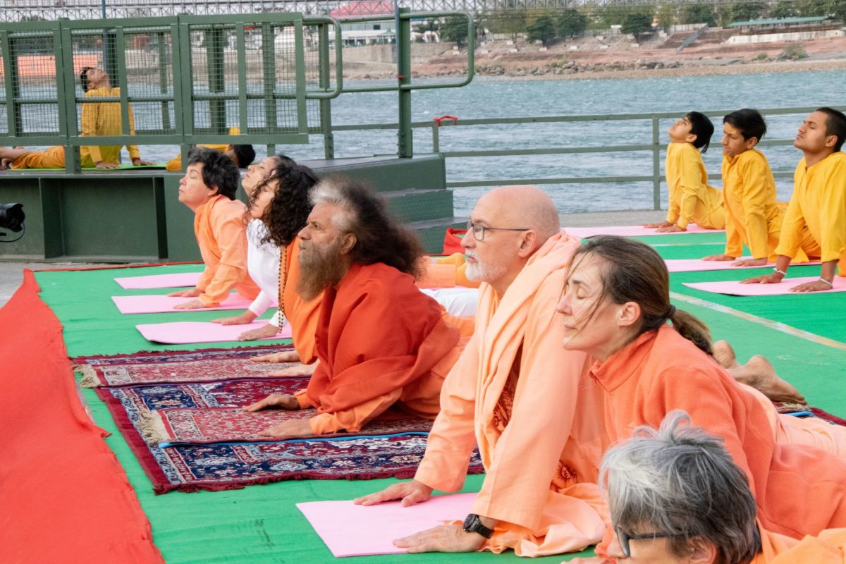 ऋषिकेश में अंतरराष्ट्रीय योग महोत्सव | दुनिया भर से पहुंच रहे योग साधक | Parmarth Niketan