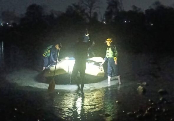 ऋषिकेश में नदी के टापू पर फंसा युवक | SDRF ने चलाया रेस्क्यू अभियान