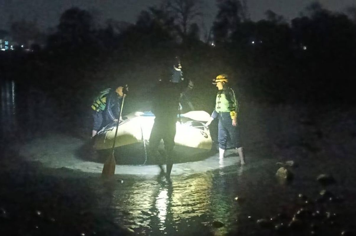 ऋषिकेश में नदी के टापू पर फंसा युवक | SDRF ने चलाया रेस्क्यू अभियान