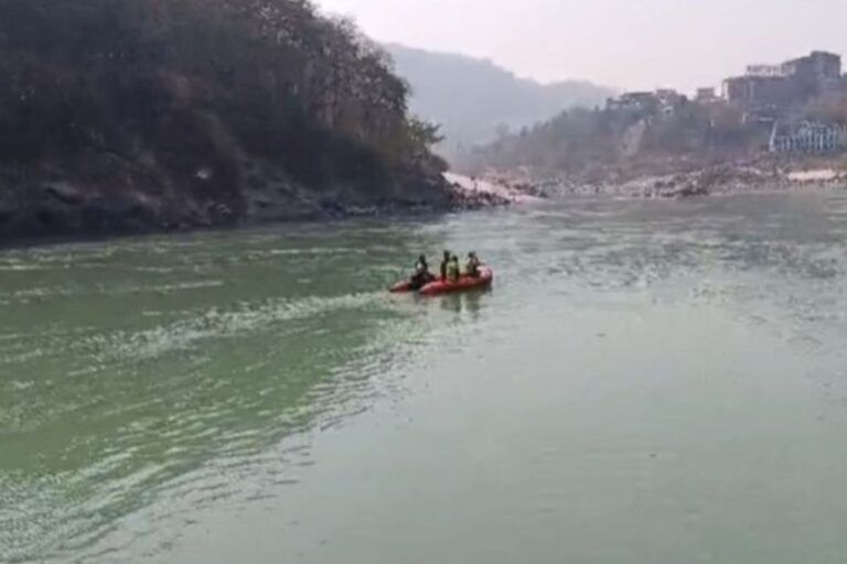 ऋषिकेश में होली पर बड़ा हादसा टला, गंगा में बहते युवक को एसडीआरएफ ने बचाया 7 ऋषिकेश में गंगा से युवक का रेस्क्यू | एसडीआरएफ की सतर्कता से बची जान