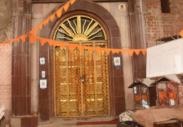 चंद्रग्रहण के चलते पूजा-पाठ वर्जित, मंदिरों में पहले से चस्पा किए गए सूचना पोस्टर