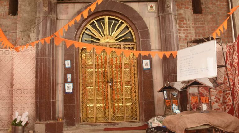 साल का पहला चंद्रग्रहण आज, सुबह से सूतक काल लागू, मंदिरों के कपाट बंद 8 चंद्रग्रहण के चलते पूजा-पाठ वर्जित, मंदिरों में पहले से चस्पा किए गए सूचना पोस्टर