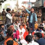 थानो में धार्मिक स्थल विवाद पर प्रदर्शन | पुलिस ने लगाया बैरिकेड