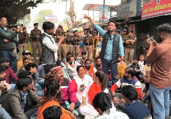 थानो में धार्मिक स्थल विवाद पर प्रदर्शन | पुलिस ने लगाया बैरिकेड