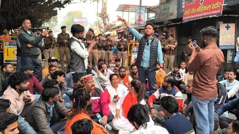 जौलीग्रांट थानो में विवादित धार्मिक स्थल पर हिंदू संगठनों का प्रदर्शन 5 थानो में धार्मिक स्थल विवाद पर प्रदर्शन | पुलिस ने लगाया बैरिकेड