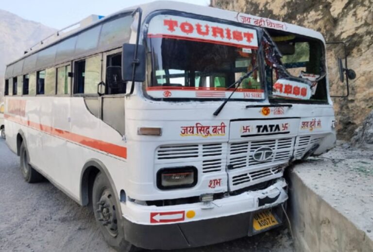 तोता घाटी की ढलान पर ब्रेक फेल, चालक ने दिखाई बहादुरी