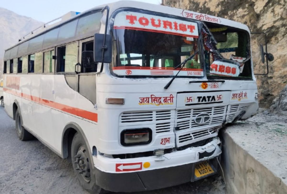 तोता घाटी की ढलान पर ब्रेक फेल, चालक ने दिखाई बहादुरी