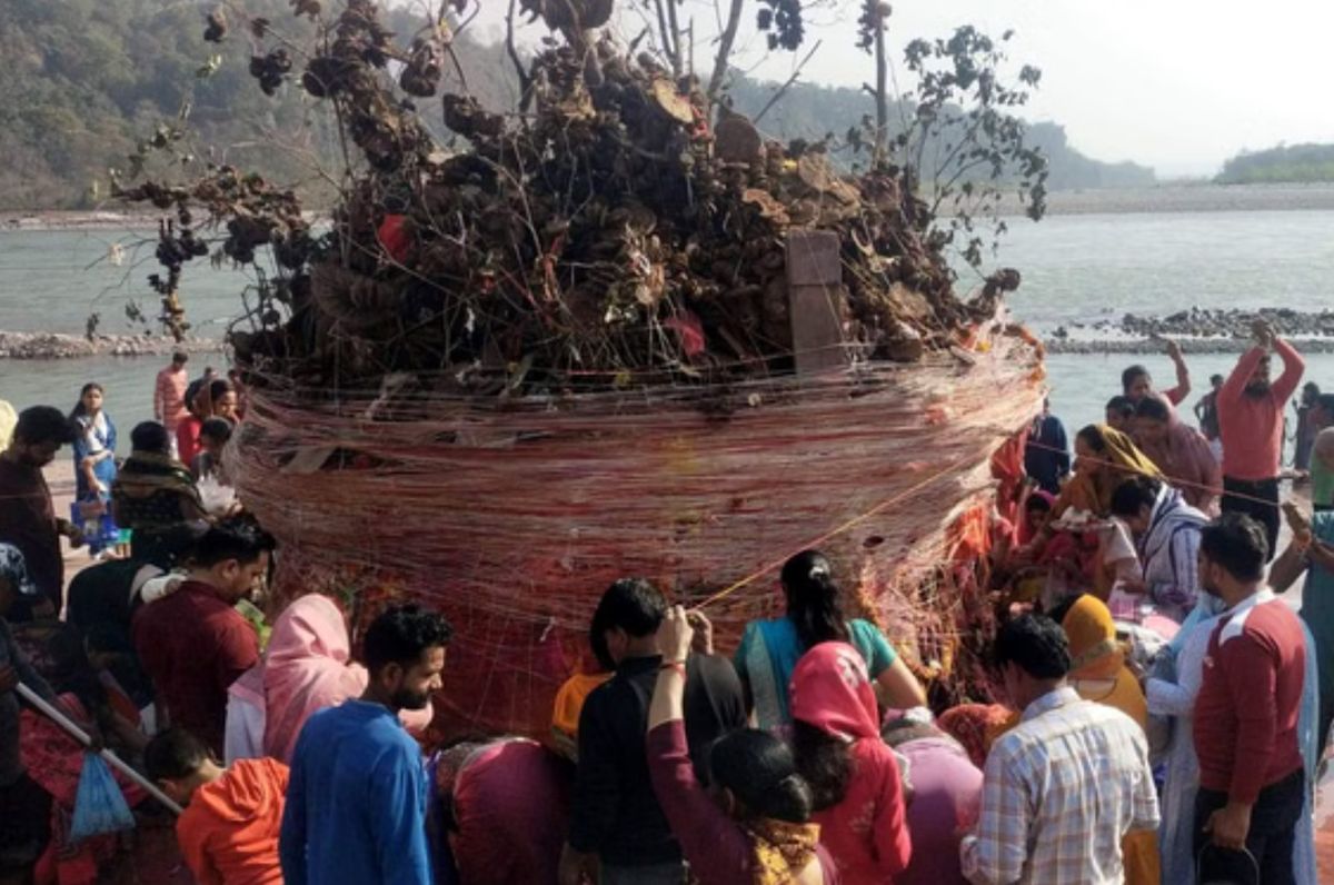 ऋषिकेश में श्रद्धा और उत्साह के साथ होलिका पूजन, त्रिवेणी घाट पर उमड़ी भीड़ 1 ऋषिकेश त्रिवेणी घाट पर भव्य होलिका दहन | रात 1:30 बजे हुआ दहन