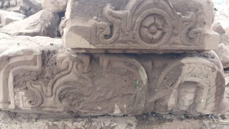 ऋषिकेश के वीरभद्र मंदिर परिसर में खुदाई के दौरान मिली नक्काशीदार मूर्तियां, प्राचीन मंदिर के अवशेष होने की चर्चा तेज 3 ऋषिकेश के वीरभद्र मंदिर में खुदाई के दौरान मिली प्राचीन मूर्तियां, इतिहास से जुड़ने की संभावना