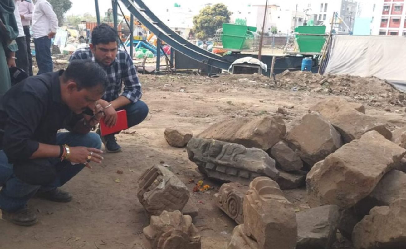 ऋषिकेश के वीरभद्र मंदिर में मिले प्राचीन अवशेष, जांच के लिए पहुंची एएसआई टीम 1 ऋषिकेश के वीरभद्र मंदिर में मिले प्राचीन पत्थर, जांच के लिए पहुंची एएसआई टीम