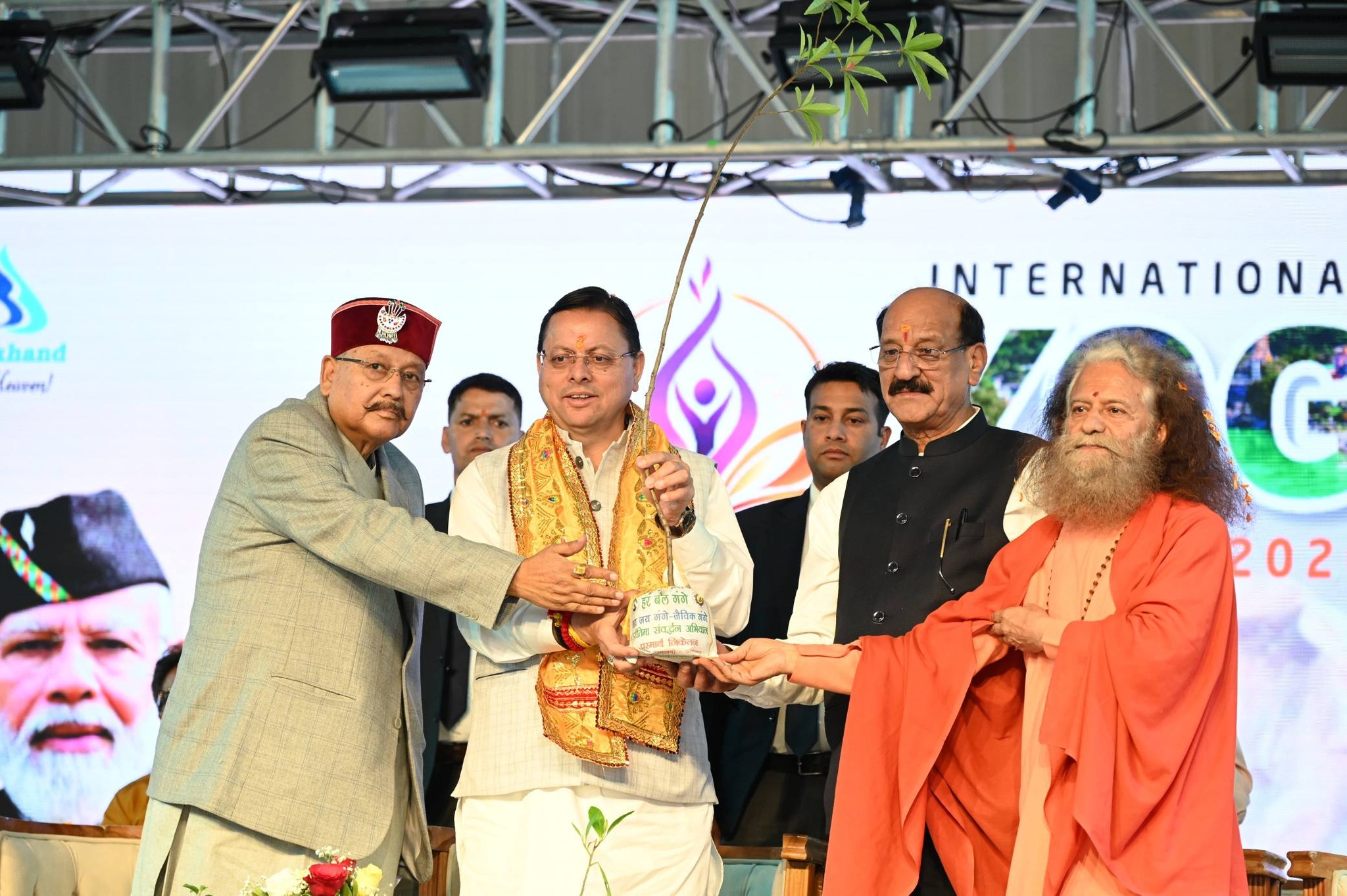 ऋषिकेश में अंतरराष्ट्रीय योग महोत्सव का आगाज, 2500 साधक और 80 योगाचार्य लेंगे भाग 1 मुनि की रेती में योग महोत्सव का शुभारंभ, देश-विदेश के साधक पहुंचे